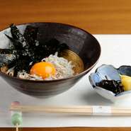 瀬戸内で獲れた新鮮なしらすを、兵庫県産のたまごと海苔でいただく。どんぶりまるごと、地元の味覚を満喫できる一品です。