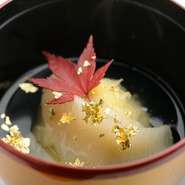 瀬戸内で獲れたふぐを天ぷらに、上品な出汁の香りをまとわせたフカヒレとを合わせ、紅葉と金箔の艶やかな創作椀物で堪能。日本料理ではあまり見かけないフカヒレを使用し、凛とした静けさを椀の中に表現しています。