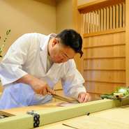 北は日本海、南は瀬戸内海に囲まれ食材が豊富に揃うここ姫路。この地を訪れたらぜひこの地のものを食べていただきたいと思っています。素材そのものの旨みを引き出す調理法を日々心掛け、お客様に満足頂きたいです。