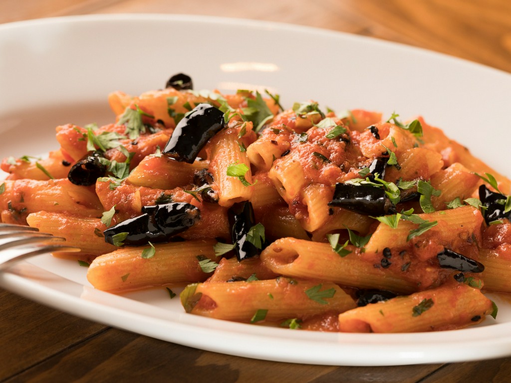 唐辛子を黒く焦がしたアラビアータ　ペンネリガーテ