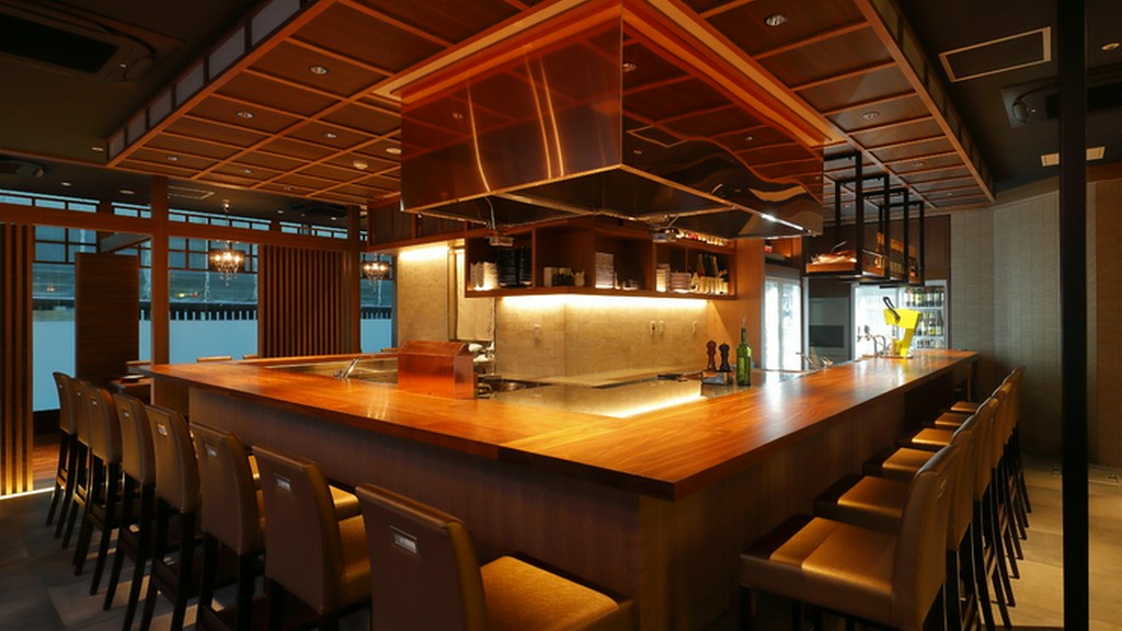 和洋二人のシェフが奏でる料理。ライブ感たっぷりのカウンター席