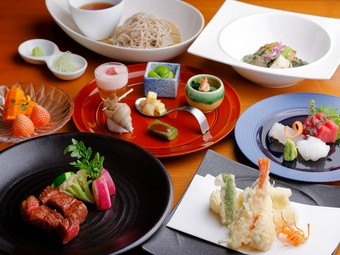 さまざまなシーンで利用可能な、こだわりの人気コース。季節の食材を楽しめる『特別限定コース』