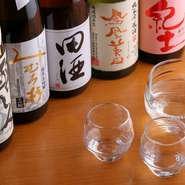 日本酒をはじめワインや焼酎など、旬食材を使った和洋折衷料理とベストマッチ。中でも日本酒は、季節毎に内容が変わる店厳選のラインナップになっています。