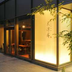 六本木駅から徒歩5分。都会の喧騒を忘れる大人の隠れ家