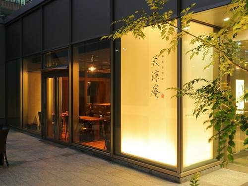 六本木駅から徒歩5分。都会の喧騒を忘れる大人の隠れ家