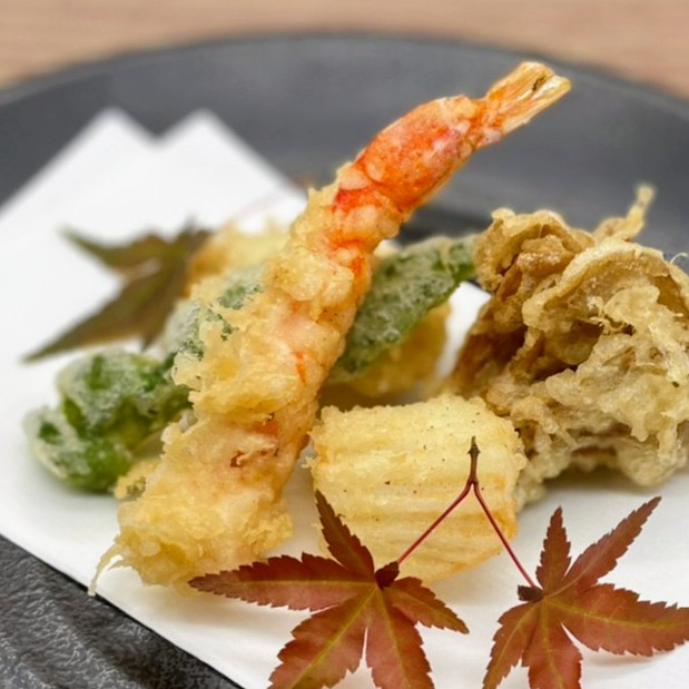 Hidangan Tenryoan: 6 hidangan termasuk teppanyaki daging sapi Kuroge Wagyu, hidangan laut musiman, sashimi, tempura, dan mi soba musim gugur.