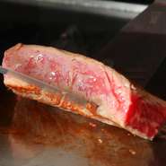 鉄板で焼き上げる『熊本産　あか牛のステーキ』