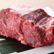 市場では出回ったばかりで、まだ余り知られていない牛肉です。赤身がとても柔らかく、和牛の旨みがしっかりと味わうことができる上質な肉。鉄板焼でステーキとして召し上がっていただきます。