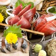三陸でその日に水揚げされた新鮮な魚を、産地直送で仕入れた魚を使用する『お刺身』。鮮度の高い今が旬の魚を、店主が厳選したおいしいお酒と一緒に、ゆっくりと味わうことができます。