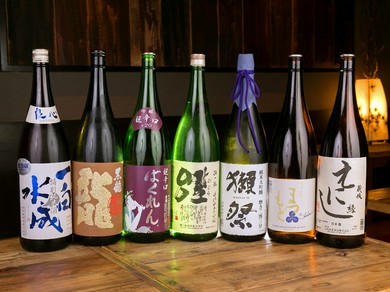 店主が蔵元まで出向き厳選した地酒やレアな焼酎を楽しめる