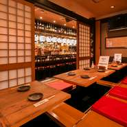 店内には、掘りごたつの席もあり、足を伸ばしてゆっくりとくつろぎながら、おいしい料理とお酒を楽しめます。接待や会食など大切なシーンでも、リラックスして過ごせます。