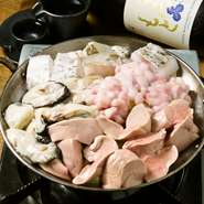 冬の贅沢食材を集めた「特選！痛風鍋」をお楽しみください。食材は真鱈白子・あん肝・真牡蠣、真鱈の切り身。おいしい料理とお酒を楽しめる【炉ばたや】は女子会にもご利用いただけます。