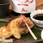 炉ばたやに来たら先ずはこれ!秘伝の焼きタレで炙ります。
ボリューム満点ですので、3,4名様でお召し上がりください。