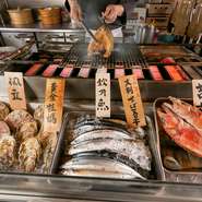 魚は、三陸で水揚げされ漁師から直送された旬な魚を使用。野菜は、盛岡や北海道などの農家から直送された新鮮な素材を使用。日本全国各地の新鮮な食材を使用しています。