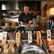 お店にきてくださるお客様に、お店のおいしい料理とお酒を通して幸せになってもらいたいと、まだ見ぬおいしい食材探しを日々行っている。お料理もお酒も、常に旬の一番おいしいものをご用意しております。