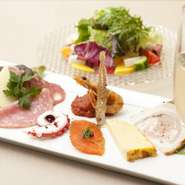 横浜郊外にある自家農園で育てる元気いっぱいの野菜、全国の産地から厳選した肉や魚介を用いて、本場イタリアで受け継がれている味を構築。風味や滋味、旬の喜びに満ちる多彩な料理を揃えています。