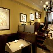 フィレンツェの街角にあるようなエノテカの雰囲気が漂う店内は、デートスポットとしてもすてきな場所。恋人と、ご夫妻でなど、幅広い年代のお客様にくつろいでいただけます。ゆったりしたテーブル配置も魅力です。