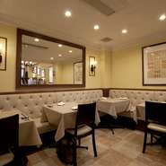 自由が丘駅から徒歩3分の落ち着いた雰囲気のエノテカは、大人な女子会にぴったり。ランチ、ディナーともコース料理を各種ご用意し、ゆったりとワインを楽しみながら多彩な本場の味をご堪能いただけます。