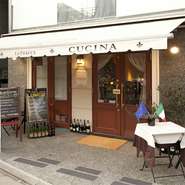 大切な人のお誕生日や結婚記念日などを祝う、記念日ディナーを楽しまれるお客様も多め。予約時にお伝えいただければ、デザートプレート（別料金）などにお祝いのメッセージ・デコレーションを無料でお入れします。