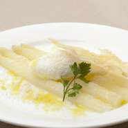 シェフの修業地バッサーノ・デル・グラッパの名物料理。風味豊かなホワイトアスパラに、相模原のおいしい卵「恵寿卵」のポーチドエッグ、パルミジャーノチーズ、オリーブオイルが絡んだおいしさが絶品です。