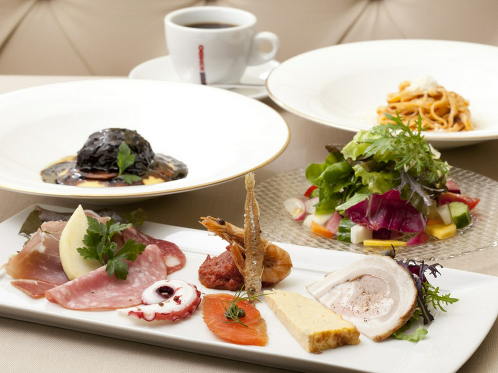 前菜からメインまで、本場の味を満喫できる『コースディナー』