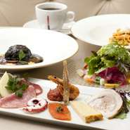 ディナーでは、前菜、サラダ、プリモ、セコンド（メイン）、食後のお飲物からなるコース料理を3種ご提供。写真のBコースのほか、お手軽なAコース、シェフのおまかせ料理Sコース（予約要）が用意されています。