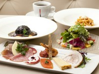 前菜からメインまで、本場の味を満喫できる『コースディナー』