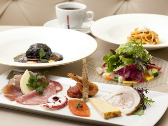前菜からメインまで、本場の味を満喫できる『コースディナー』