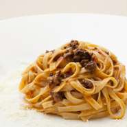 卵黄の旨さが絶品の「恵寿卵」を用いた自家製の平打ちパスタに、イベリコ豚100％のボロニェーゼソースを合わせています。生パスタならでのは風味と食感に、お肉の濃厚な旨味がよく合い、至福の味わいです！ 数量限定