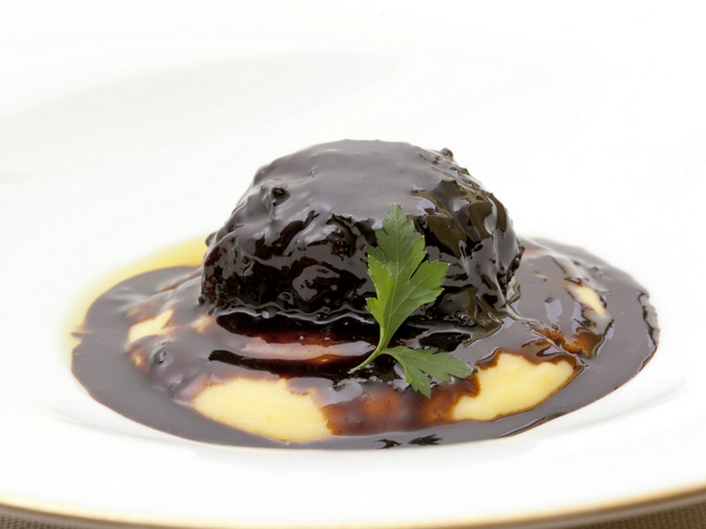 イタリアの食の街・モデナの名物料理『牛ほほ肉のバルサミコ煮』