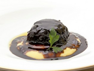 イタリアの食の街・モデナの伝統料理『牛ほほ肉のバルサミコ煮』