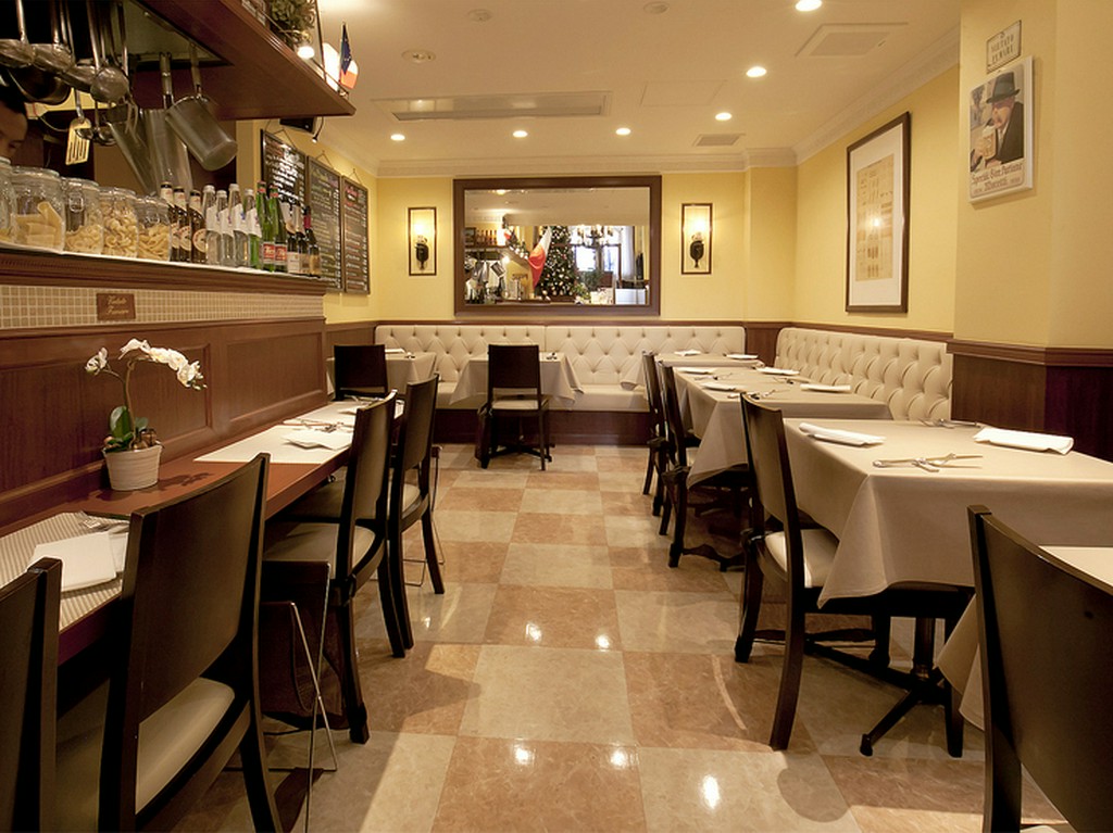 充実したコース料理と多彩なワインで、大人の時間を紡げる