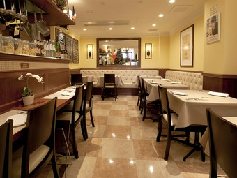 充実したコース料理と多彩なワインで、大人の時間を紡げる