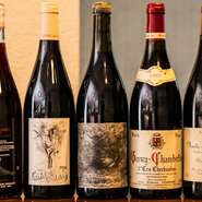 シェフ自身の好みと料理との相性から、ワインはブルゴーニュのグランヴァンとフランスの自然派が中心。良心的な価格設定に、ワインを中心に楽しみにくる常連客も多いそうです。
