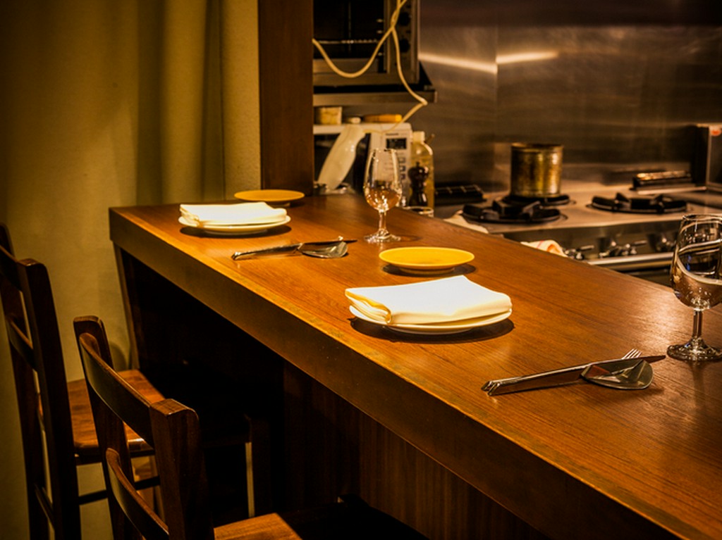 カウンター席は予約必須の特等席