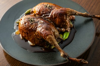 フランス産キノコを詰めた山ウズラのロティ