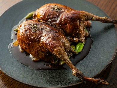 フランス産キノコを詰めた山ウズラのロティ