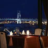 昼間の景色とはまた違う表情を見せてくれる夜景が素敵。ランチの時とは全く雰囲気が変わり、特別感を演出してくれます。もちろん、テーブルに供される料理も素晴らしく、記念日のディナーに最適です。