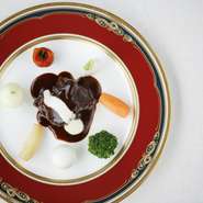牛バラ肉を使用してじっくり煮込んだシチュー。牛肉の産地にはこだわらず、仕入れの時に目利きをして質の良いものが入手できたときだけの特別な一品。