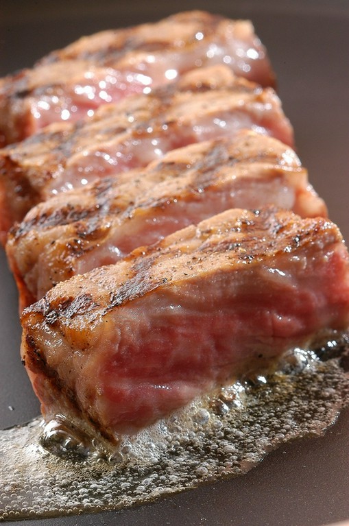 ワゴンサービスで提供される牛フィレやサーロインを香ばしく焼き上げる『黒毛和牛』
