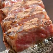 目の前で焼いてくれるので、臨場感があると人気です。お肉のエキスが活きるソースと少し甘めな赤ワインソースの2種があり、お好みでチョイス。 ランチタイムにはこのメニューを含んだプランとなります。