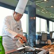 地産地消を取り入れ、地元の食材を中心に料理に使用。上質な素材が多くあるのを皆さんに知っていただきたいので、食材の説明を懇切丁寧にしています。