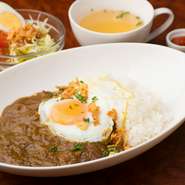 数種類のスパイスを配合。一週間煮込むことによって、コクと風味がしっかりと引き出されています。辛さのなかにも味わい深さを感じられる、オリジナルカレー。