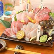 沖縄料理の美味しい品々を選りすぐったコースを楽しめます。ドリンクは泡盛を始め30種類以上あり、どれにしようか迷うほど。ビュッフェ形式にも対応しているので、結婚式2次会などにもおすすめです。