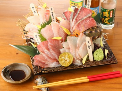 沖縄から直送される鮮度抜群の地魚を贅沢に盛合わせた『刺身』