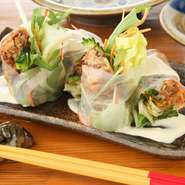ラフテー＝豚の角煮と野菜をふんだんに包んだ生春巻き。サッパリと食べられるので女性に人気のメニューとなっています。