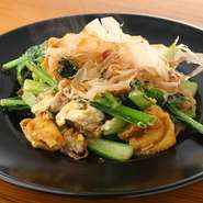 実家の家業【飯塚豆腐店】の旨みが凝縮された油揚げと、地元葛飾のシャキッとした小松菜を使ったひと皿。サッパリと沖縄産塩で仕上げ、最後に泡盛をひと振りした逸品です。ぜひ一度ご賞味ください。