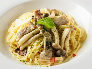 スペイン・ガリシア州特産の栗で育った豚肉の贅沢パスタ『ガルシアポークとたっぷりキノコの柚子胡椒』