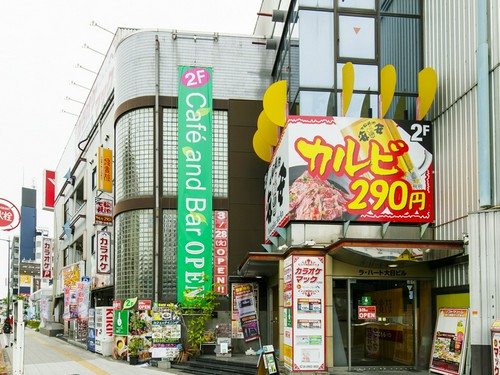 外観はカラオケや焼肉店が目立つ賑やかな雰囲気