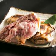 いろいろな鶏を食べ比べ、たどり着いた薩摩知覧鶏。串焼きなどにすると、例えば、「ささみ」はまろやか、「胸肉」は濃厚、「もも」はコリコリ食感など、部位ごとに異なる美味しさや食感を楽しめます。